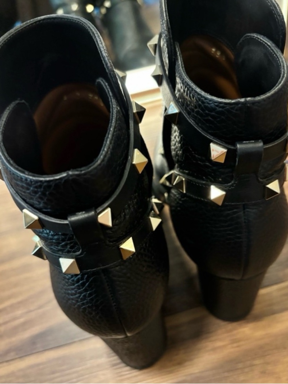 Valentino Rockstud Ankle Booties Black
Pebbled Leather Gold Stud Size 38.5 - Picture 2 of 4